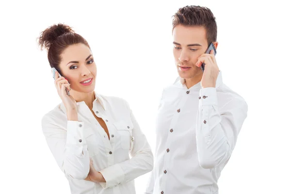 Casal jovem conversando no telefone celular — Fotografia de Stock