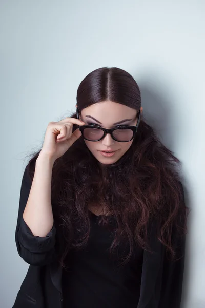 Beleza tiro de uma mulher em tons elegantes . — Fotografia de Stock