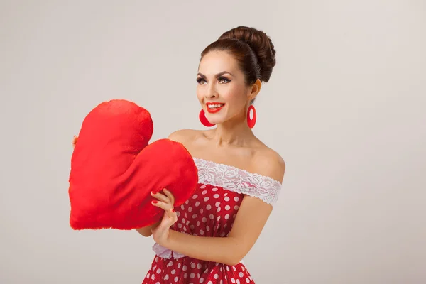 Uma mulher bonita com coração. Pin-Up estilo retro . — Fotografia de Stock