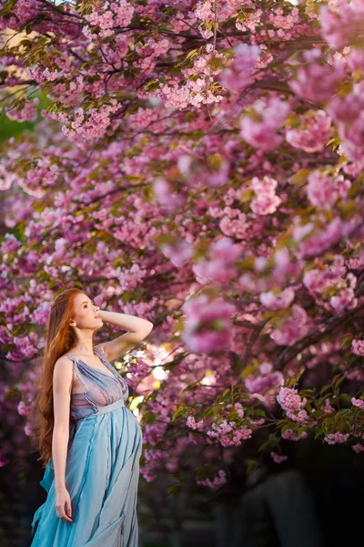 Pregnant caucasian woman takes rest outdoor — Stock Photo, Image