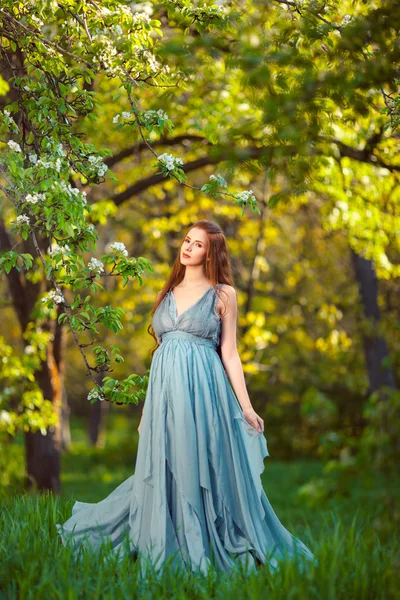 Jonge zwangere vrouw ontspannen en genieten van het leven in de natuur — Stockfoto