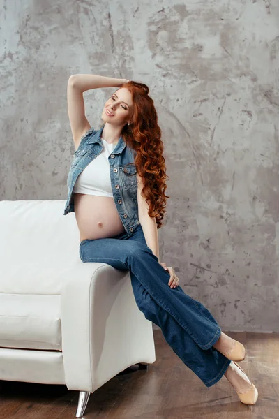 Donna incinta che si rilassa a casa cercando molto felice — Foto Stock