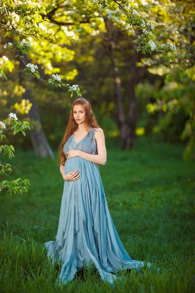Jovem mulher grávida relaxar e desfrutar da vida na natureza — Fotografia de Stock