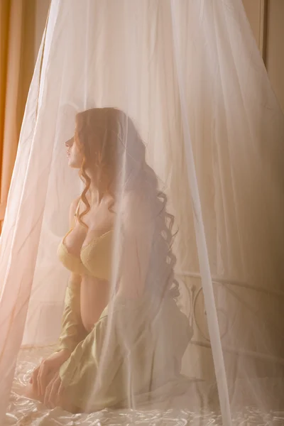 Beautiful young pregnant woman sitting in bed at home — Stock Photo, Image