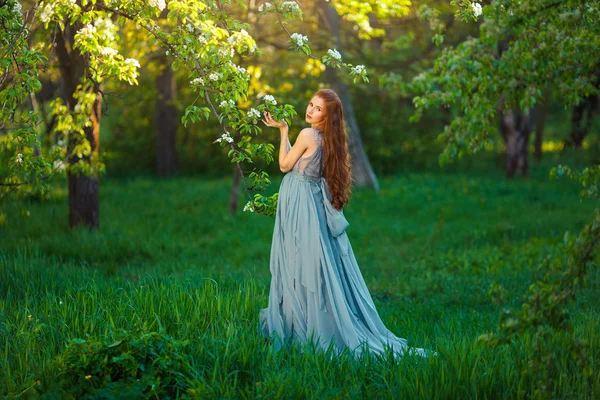 Junge schwangere Frau entspannt sich und genießt das Leben in der Natur — Stockfoto