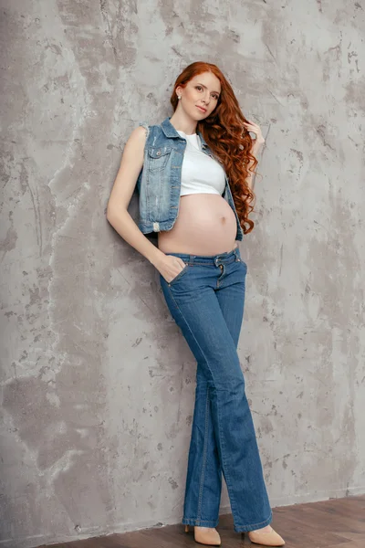 Retrato de la joven embarazada — Foto de Stock