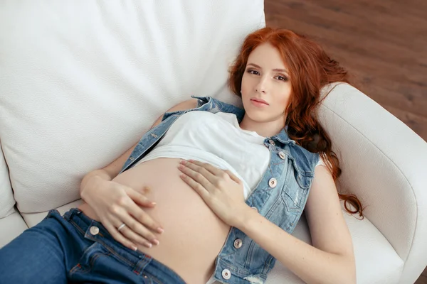 Relaks w domu kobieta w ciąży poszukuje bardzo szczęśliwy — Zdjęcie stockowe
