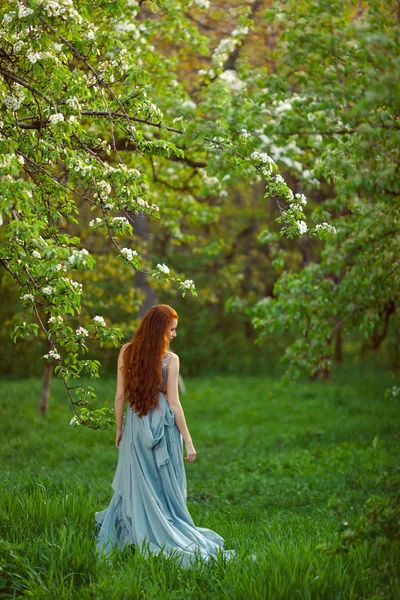 Молода красива жінка в квітучому саду — стокове фото
