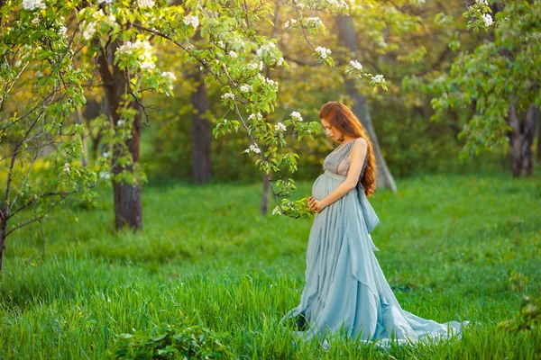 Schwangere Kaukasierin ruht sich im Freien aus — Stockfoto