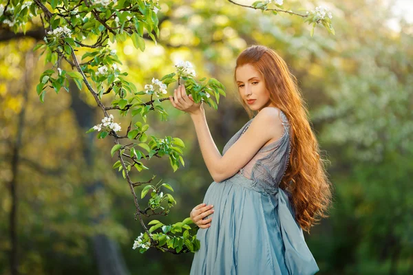 Jovem mulher grávida relaxar e desfrutar da vida na natureza — Fotografia de Stock