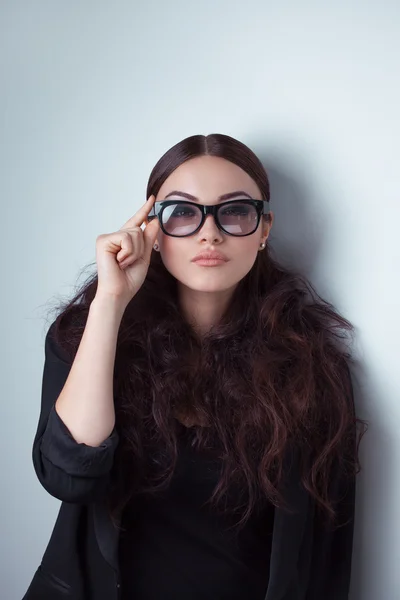 Beleza tiro de uma mulher em tons elegantes . — Fotografia de Stock