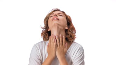 Kafkasyalı kadın başını arkaya eğiyor ve iki elini de boğazına koyuyor, bu da acı ya da tahriş olduğunu gösteriyor. Boğaz ağrısı, bademcik iltihabı, grip veya sağlık ve sağlık konuları için kavramsal imaj.