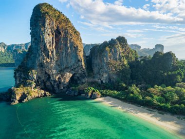 Krabis 'in nefes kesen kıyı şeridi ve kireç taşı uçurumlarını gösteren yüksek kaliteli insansız hava aracı görüntüsü, seyahat reklamları, broşürler, bloglar veya Güneydoğu Asya turizmini desteklemek için mükemmel.