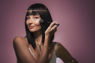 Kleopatra 'dan esinlenerek makyaj yapan çekici bir kadın. Güzellik, moda ve yaşam tarzı promosyonları, lüks, sofistike ve zarif güzellik için mükemmel..