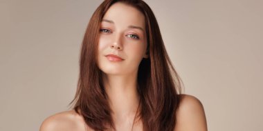 Kendine güvenen kızıl saçlı, pürüzsüz saçlı ve doğal makyajlı bir kadının olduğu güzel bir pankart. Saç bakımı, cilt bakımı ve kozmetik tanıtım tasarımları veya zarif ağ başlıkları için harika..