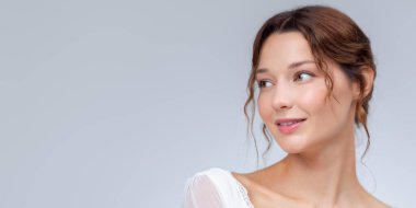 Nazik, beyaz bir elbise giymiş, nazikçe yana bakan gülümseyen genç bir kadının zarif bir portresi. Onun rahat ifadesi, doğal güzelliği ve yumuşak ışığı zarif ve kadınsı bir şey yaratıyor.