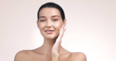 Beyaz tenli, ışıl ışıl parlayan bir yüz, kozmetik reklamı ve sağlık tanıtımı için doğal güzellik konsepti, yumuşak odaklı yüksek kaliteli stüdyo portresi.