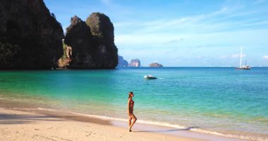 Pembe bikinili genç kadın Tayland 'daki Phra Nang Sahili' nde huzurlu bir anın tadını çıkarıyor. Sağlık, güzellik, tatil ve egzotik titreşimli nüfuzlu promosyon görüntüleri için mükemmel..