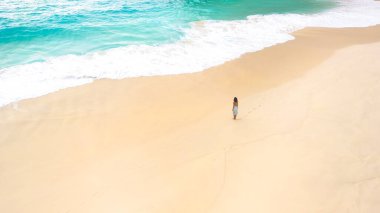 Sakin bir turkuvaz denizi, modaya uygun yüksek kaliteli seyahat ve sağIık görüntüsü pazarlama, başyazılar, bloglar ve ilham verici içerikler için ideal..