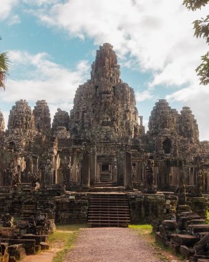 Angkor Wat 'taki İkonik Bayon tapınağı kalıntıları gün ışığında Kamboçya' da ele geçirildi. Kavramsal seyahat ve turizm imajı promosyonlar, makaleler ve kültür mirası içeriği için mükemmel.