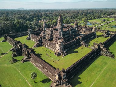 Angkor Wat 'ın insansız hava aracı görüntüsünde eşmerkezli galeriler, nilüfer kuleleri ve Siem Reap, Kamboçya' daki çim ve hendeklerin arasındaki duvarlar görülüyor. Konsept, turizm, eğitim ve reklamlar için yüksek kaliteli imaj.