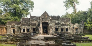 Angkor Kamboçya 'daki Banteay Kdei Tapınağı Galerisi ağaçlar ve çimlerle çerçevelenmiş, klasik Khmer sabah ışığında taş işçiliği. Turizm pazarlaması, kültürel özellikler için kavramsal, yüksek kaliteli imaj ve