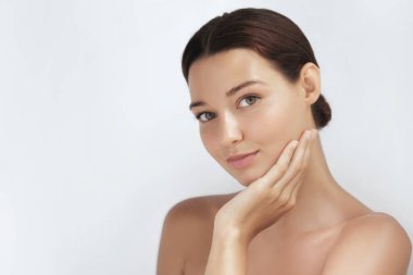 Beyaz tenli, doğal makyajlı ve sağlıklı beyaz bir kadının yüksek kalite güzel bir fotoğrafı. Cilt bakımı, kozmetik, sağlık ve kaplıca tedavisi kavramı tanıtım ve reklam için idealdir..