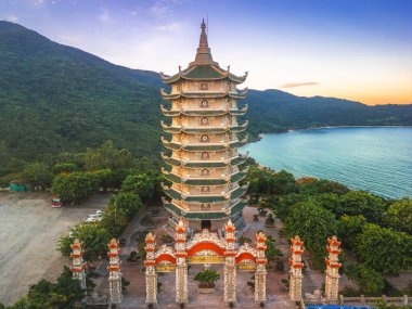 Vietnam 'daki Linh Ung Pagoda deniz kenarındaki geleneksel pagoda mimarisi ile yakalandı. Manzaralı seyahat, kültür, din ve turizm reklamı kavramı ve kopyalama alanı.