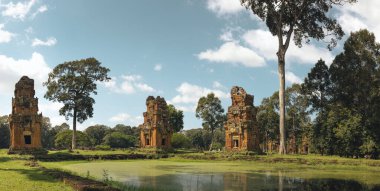 Üç yanal Prasat Suor Prat kulesi Angkor Thom 'un Kraliyet Meydanı Siem Reap' teki sakin bir gölete yansıyor. Turizm reklamları, başyazılar, broşürler ve rehberler için yüksek kaliteli kültürel seyahat imajı.
