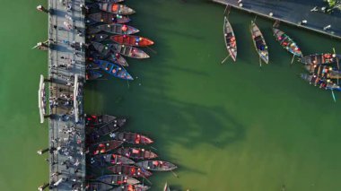 Hoi An 'ın ikonik köprüsünün altında fener botları olan üst görüntüsü. Kültürel görüntüler, seyahat blogları, turizm tanıtımı veya Güneydoğu Asya temalı medya için mükemmel.
