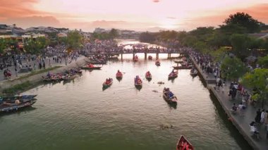 Hoi An nehir feneri festivalinin hava manzarası. Alacakaranlıkta teknelerle, seyahat promosyonları, kültürel hikayeler ve turizm pazarlaması için iyi. Canlı Vietnam geleneğini gösteren son moda görüntüler.