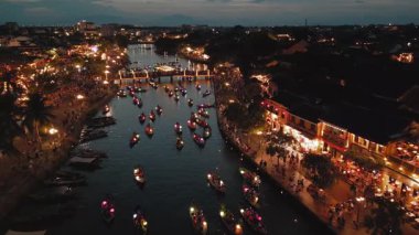 Hoi An 'ın fener botu festivalinin insansız hava aracı gece boyunca kalabalıklar ve parlayan ışıklarla doludur. Stok videosunda kültürel canlılığı, turizmi ve geleneksel Vietnam 'ı sergilemek için mükemmel..
