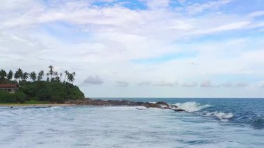 Tropikal Sri Lanka 'nın dinamik hava görüntüleri kayalık kıyılar üzerinde hızlı insansız hava aracı hareketleri ve açık okyanus. Seyahat reklamları, egzotik doğa tanıtımları ya da macera içeriği için mükemmel..
