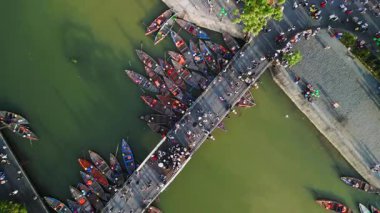 Fener teknelerinin Hoi An, Vietnam 'daki köprünün yanındaki havadan çekimleri. Kültür, seyahat ve festival içeriği için harika. Yerel cazibe ve geleneği gösteren yüksek kaliteli sahne.
