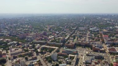 Yüksek İHA 'dan görülen Dnipro şehir merkezi yoğun şehir şebekesi, uzun yollar ve Ukrayna' da uzak bir ufuk çizgisi gösteriyor. Seyahat filmleri, haber açıcılar, coğrafya içeriği ve şehir büyüme hikayeleri için ideal.