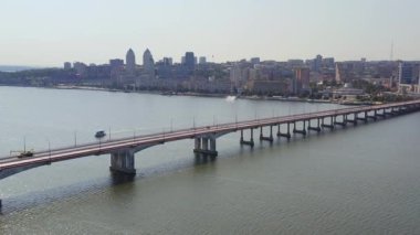 Merkez Köprü. Dnipro şehri. Ukrayna. Harika bir hava aracı manzarası. Dnipro şehrinin sanayi bölgesi akşam saatlerinde Dnipro Nehri üzerinde eşsiz bir hava perspektifinden, güneş batarken