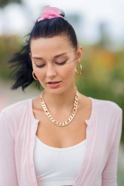 Sakin bir ifadeyle şık genç bir kadın. Yumuşak, doğal ışık manzarasına bakıyor. Zarif bir güzellik ve moda portresi cilt bakımı, yaşam tarzı veya tanıtım kullanımı için mükemmeldir..