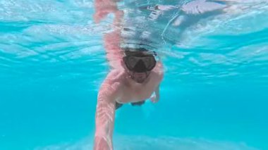 Sualtı selfie görüntüleri, deniz yıldızını açık turkuaz sığlıklarda tutan şnorkelli bir adamı gösteriyor. Phu Quoc Adası, Vietnam 'da. Seyahat reklamları, turizm ve deniz hikayeleri için ideal..