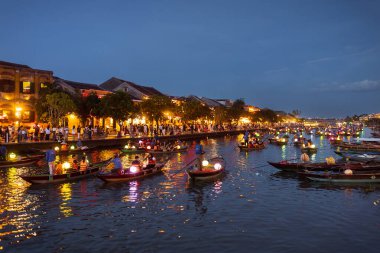 Hoi Ans Anent Kasabası 'ndaki Thu Bon Nehri' nde hareketli bir gece sahnesi. Turistler renkli fenerlerle tekne turlarından hoşlanırlar. Bu yüksek kaliteli konsept fotoğraf seyahat tanıtımı ya da turizm reklamları için mükemmel..