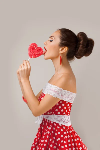 Happy Woman Lick Red Lollipop. Pin-up estilo retro . — Fotografia de Stock
