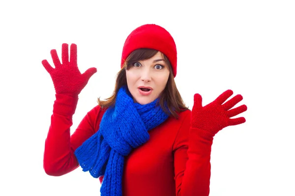 Feliz chica de invierno en sombrero rojo, manoplas, ckarf sobre fondo blanco —  Fotos de Stock