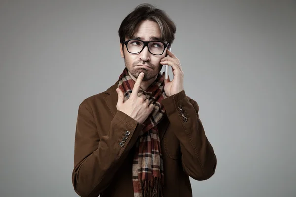 Hipster uomo in stile parlare su smartphone — Foto Stock