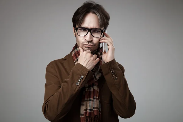 Hipster uomo in stile parlare su smartphone — Foto Stock