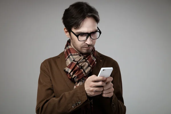 Hipster styl muž psaní na smartphone — Stock fotografie