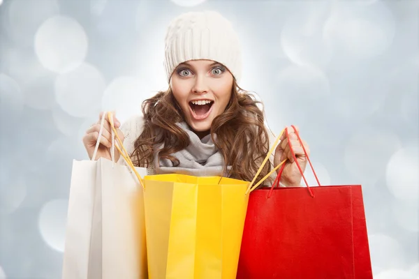 Compras mujer feliz sosteniendo bolsas. Ventas de invierno . — Foto de Stock