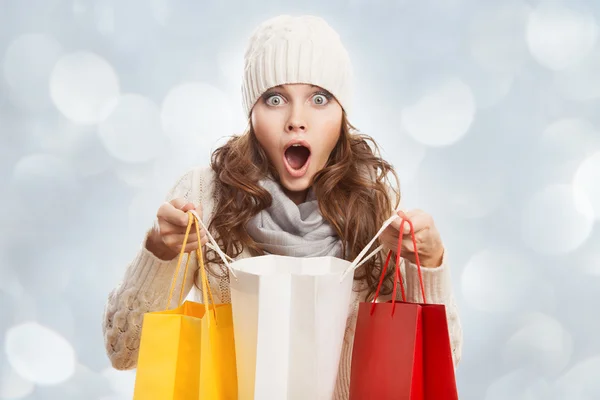 Compras mujer sorprendida sosteniendo bolsas. Ventas de invierno . — Foto de Stock