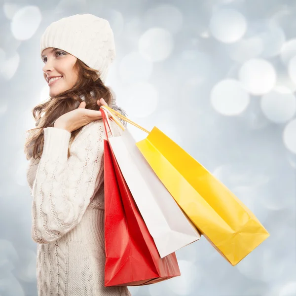 Mutlu bir kadın tutarak çanta alışveriş. Kış satış. — Stok fotoğraf