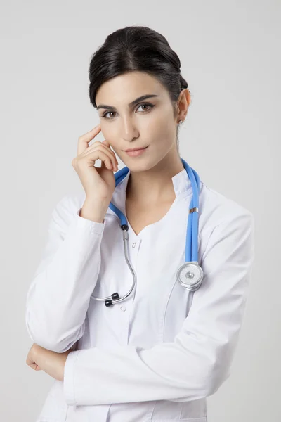 Pensando médico mujer con estetoscopio . —  Fotos de Stock