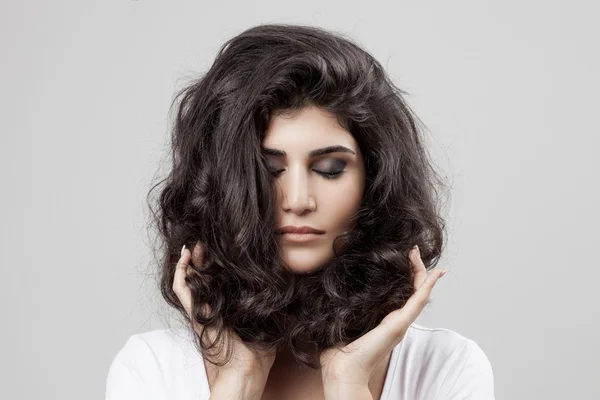 Hermosa mujer morena. Cabello largo rizado . — Foto de Stock