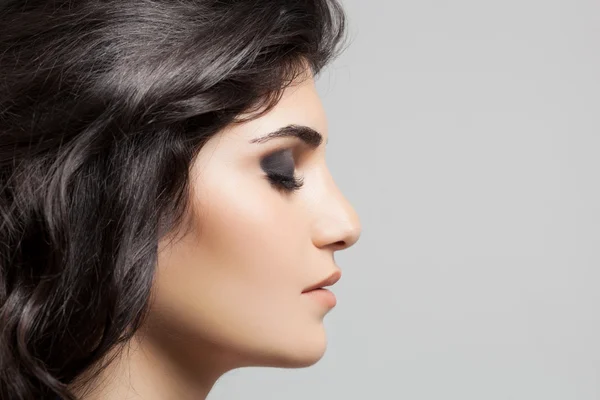 Bella donna bruna. Acconciatura e trucco . — Foto Stock